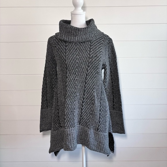 eight eight eight Sweaters - Eight‎ Eight Eight women’s tunic length pullover cowl neck hi/lo sweater Size M